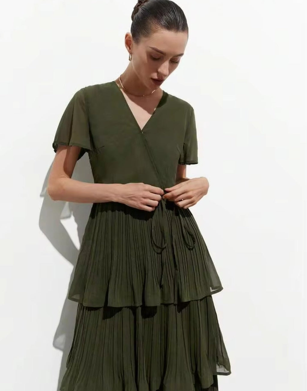 Vestido verde oliva manga corta falda cola de pato en capas