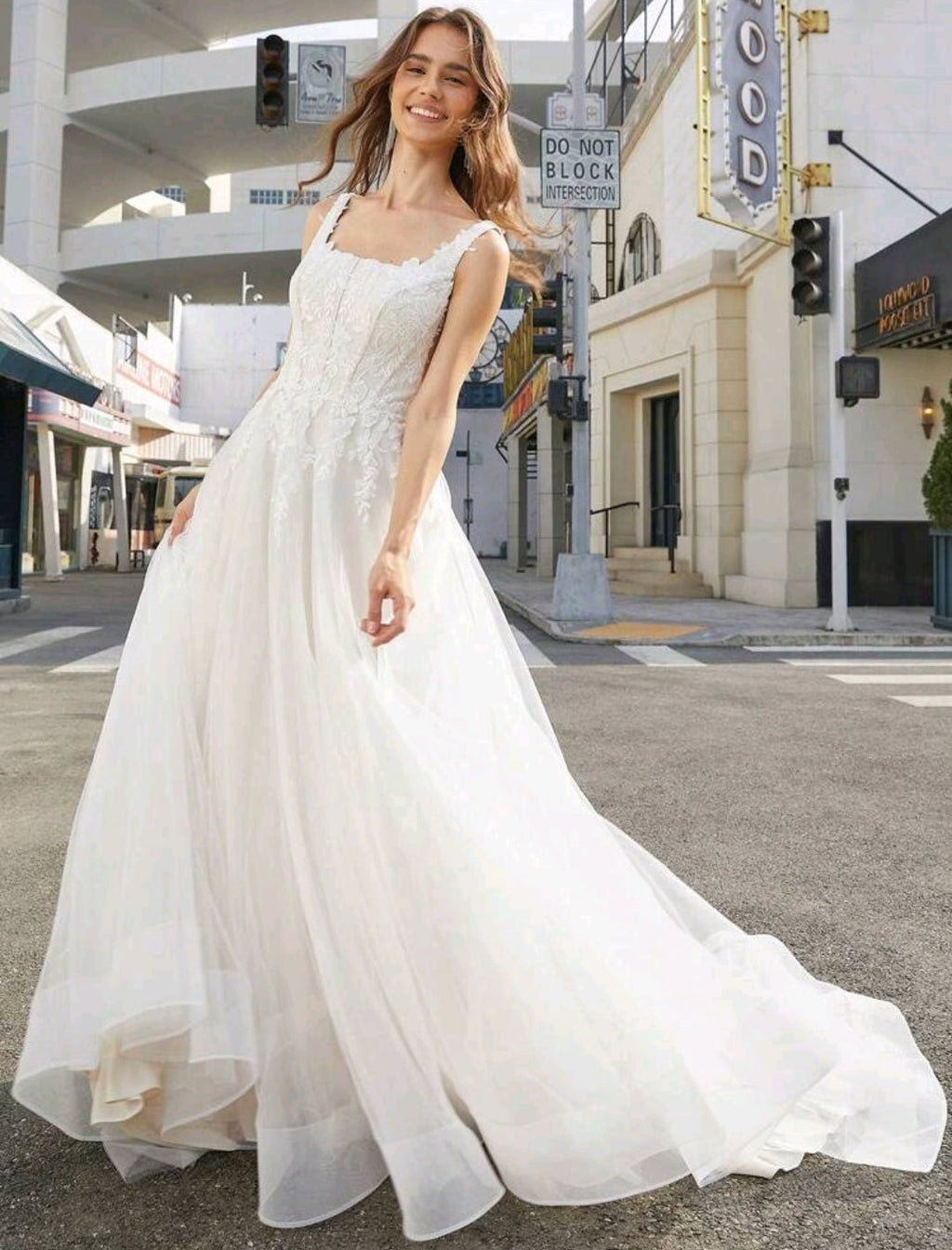 Vestido de Novia Gala Romance: Elegancia en Tul y Encaje Floral