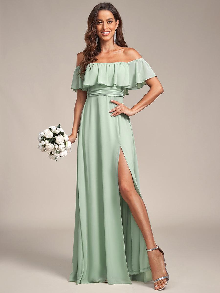 Vestido verde sage off-the-shoulder con abertura lateral