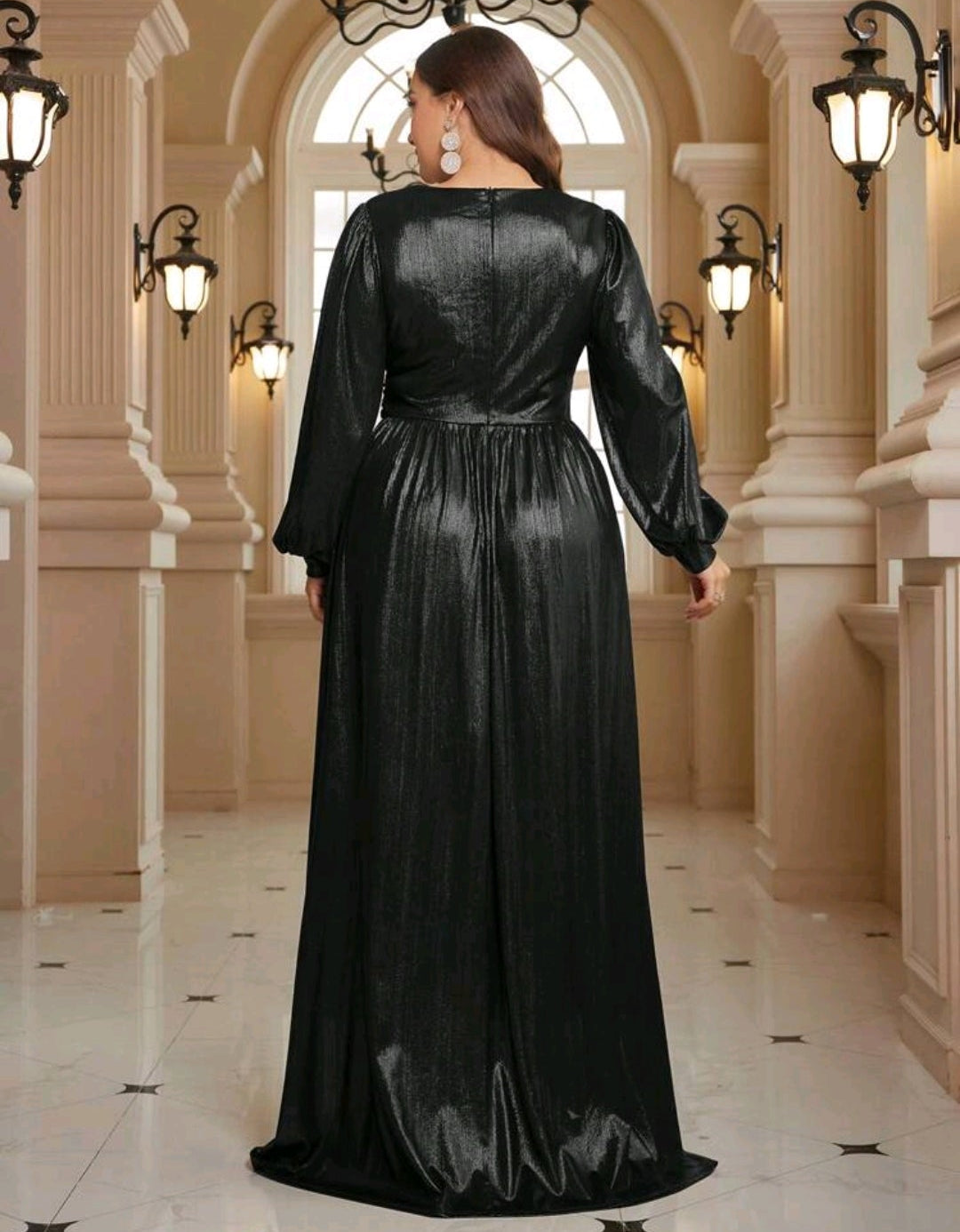 Vestido negro metálico manga larga con escote pronunciado