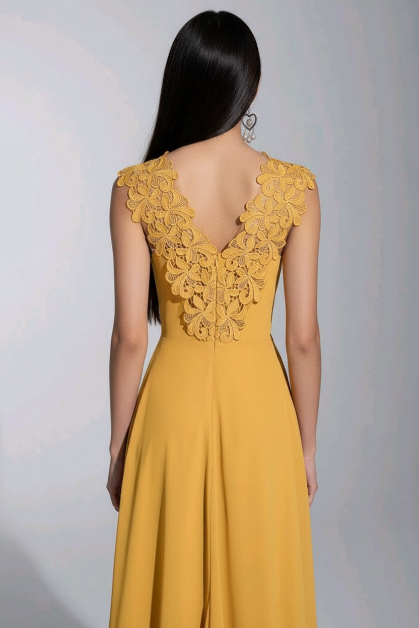 Vestido mostaza con abertura lateral sin manga