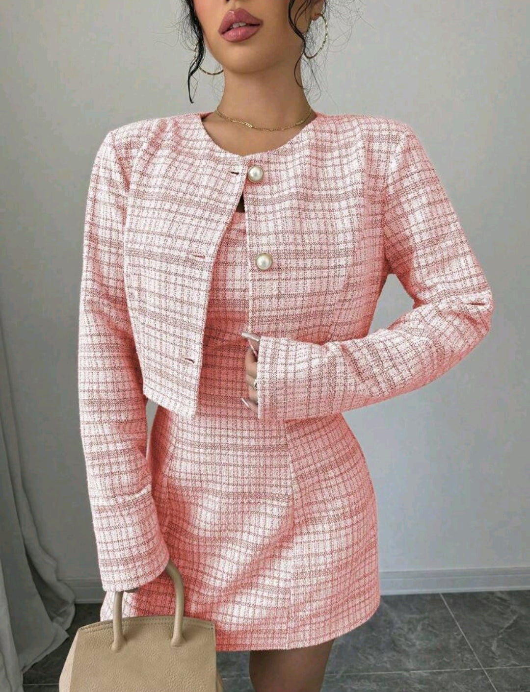Vestido rosado con saco formal botones blancos