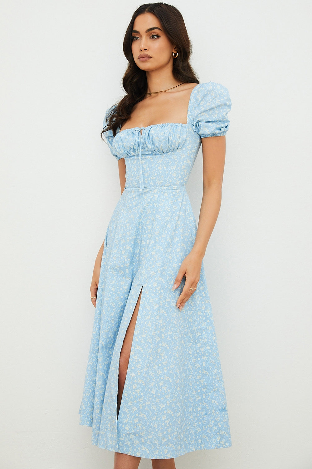 Vestido celeste con flores blancas pequeñas