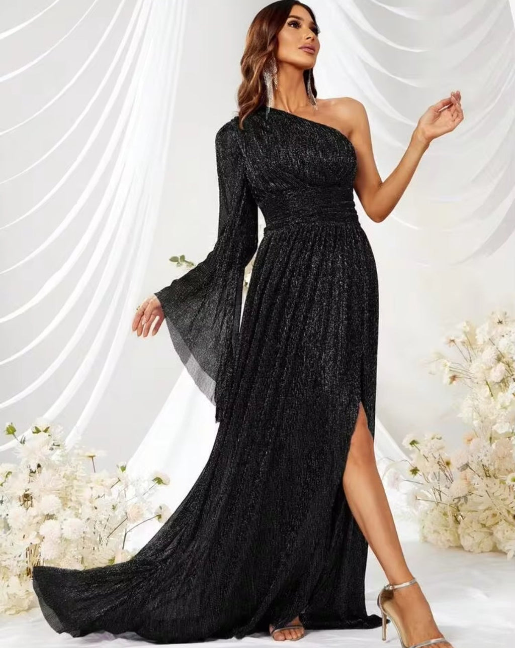 Vestido negro brillante de una manga capa con abertura lateral