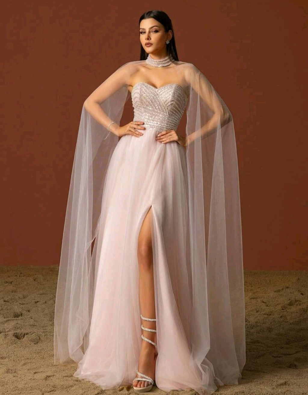 Vestido Sussy straple con manga capa tul y abertura lateral