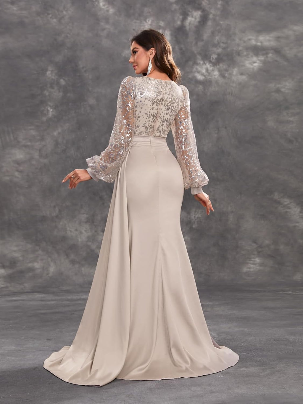 Vestido estilo sirena con una caída fluida que alarga la figura.