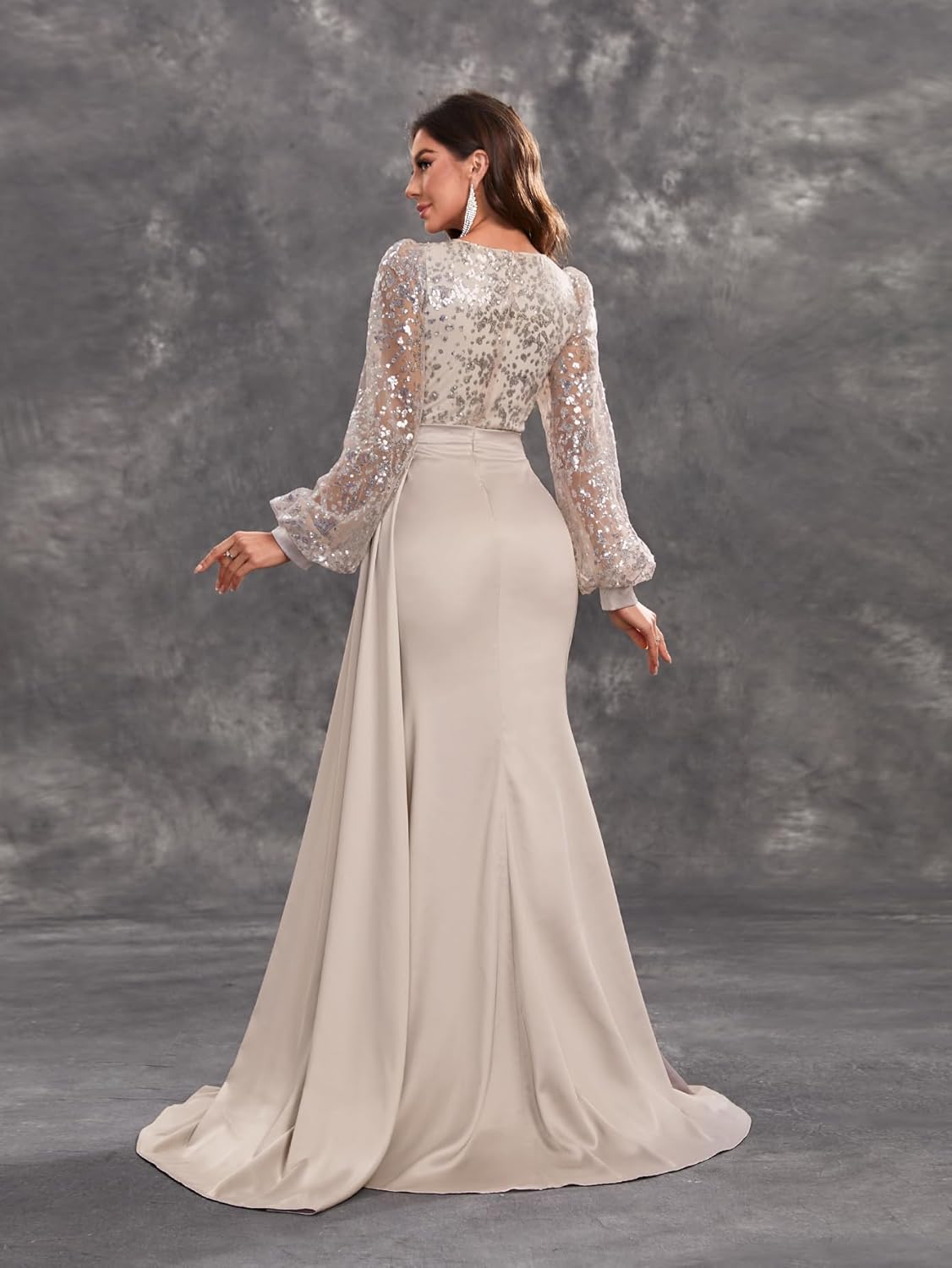 Vestido estilo sirena con una caída fluida que alarga la figura.
