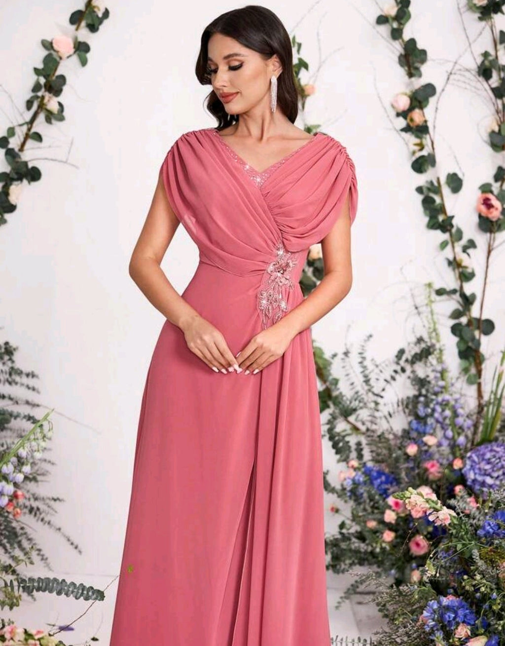 Vestido coral largo con aplicación floral