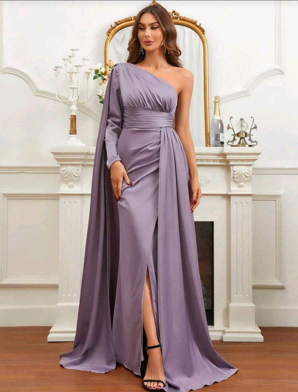 Vestido satinado una manga con capa
