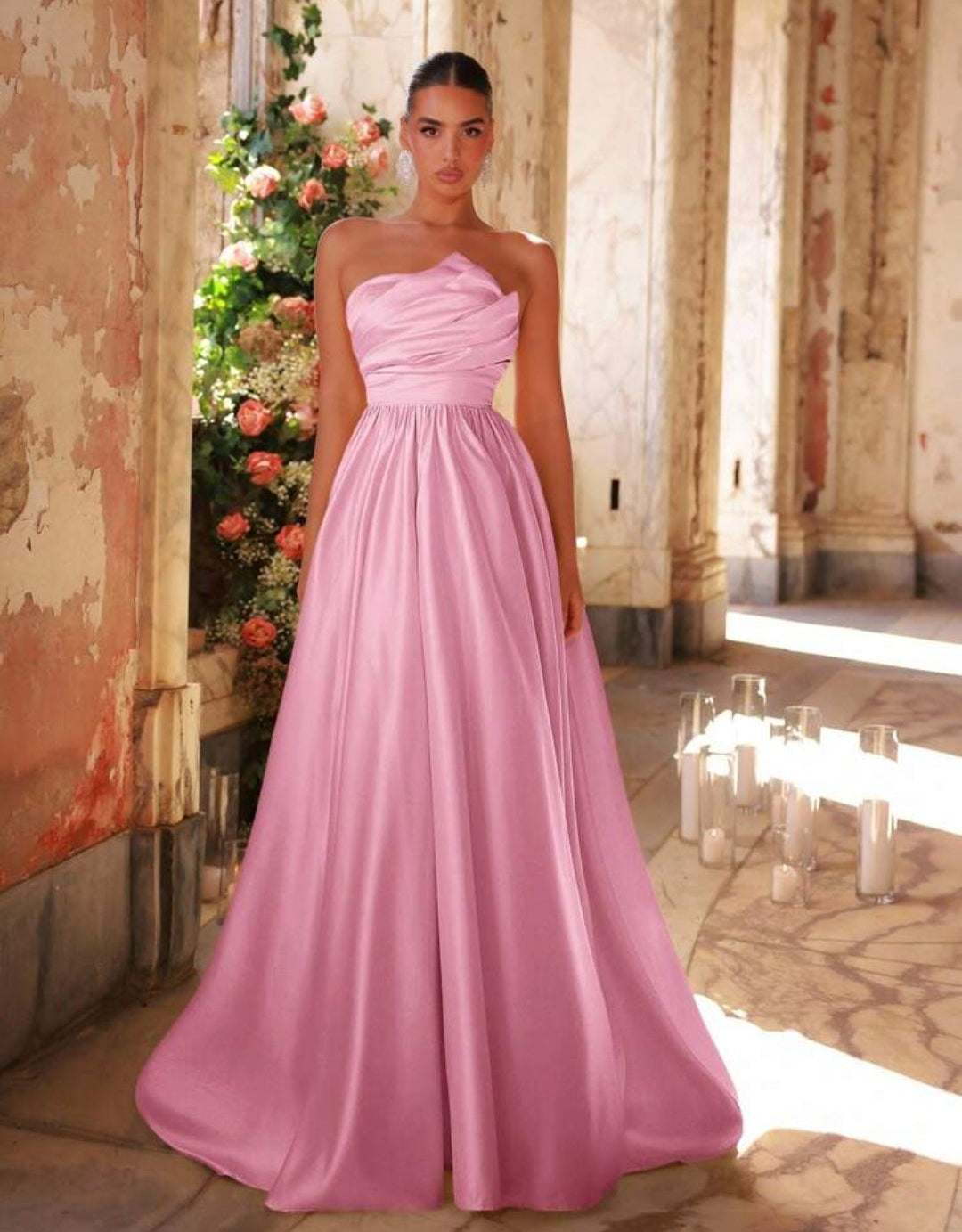 Vestido rosado satinado straple asimétrico corte A
