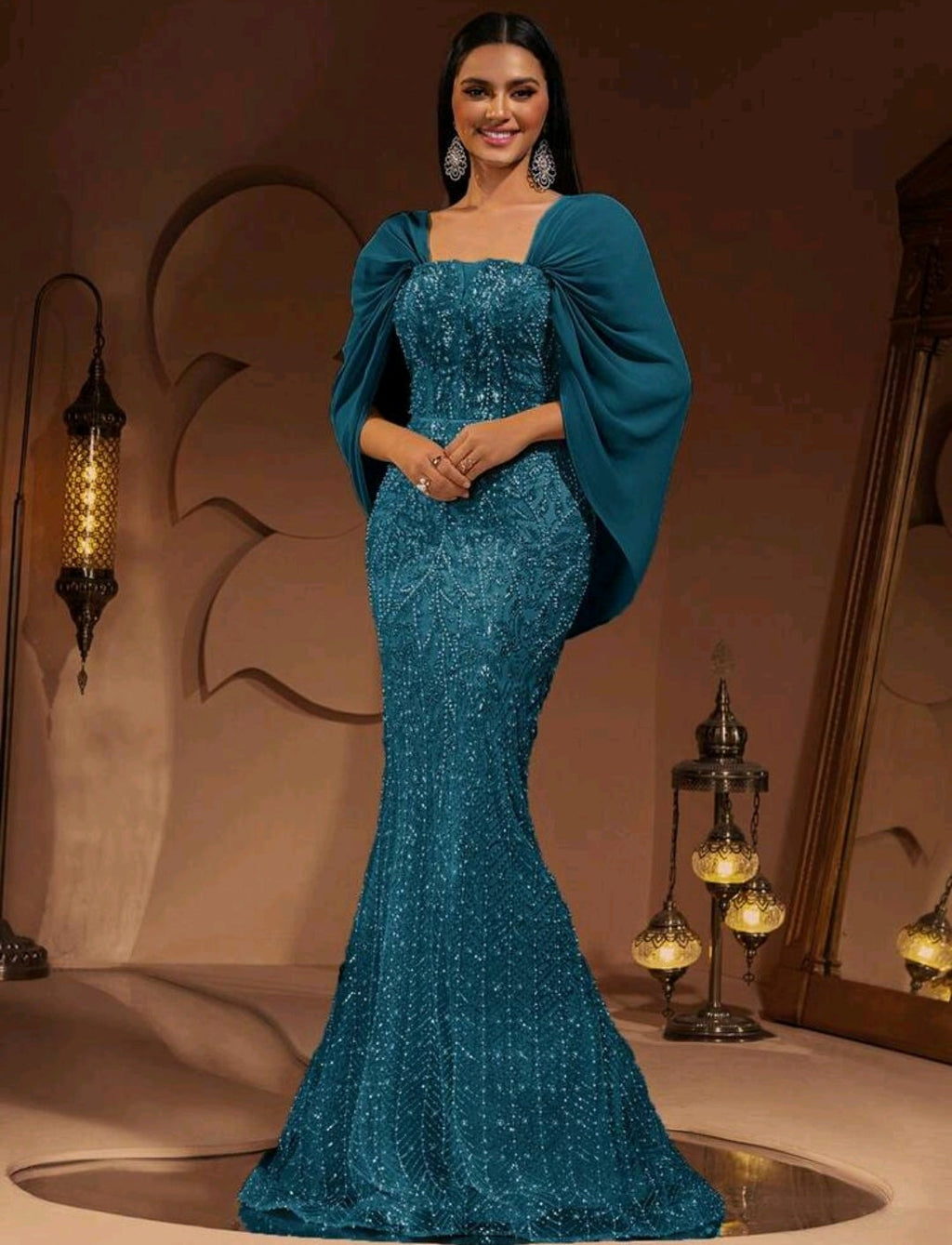 Vestido turquesa con pedrería corte sirena manga capa