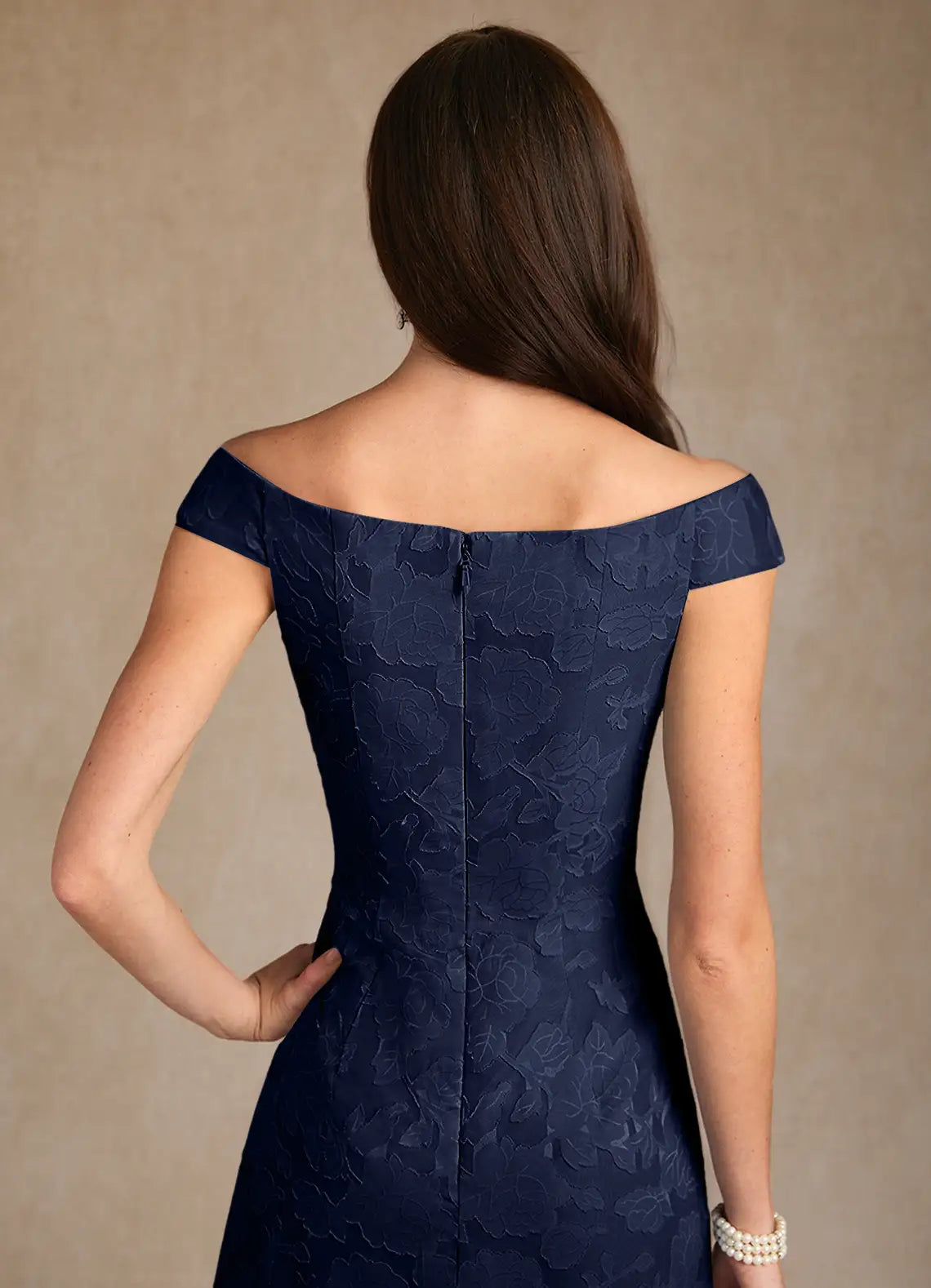Vestido azul marino con estampado floral