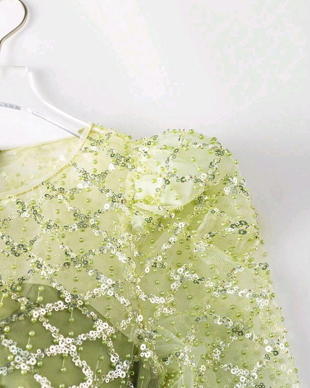 Vestido manga larga con espalda transparencia falda satinada