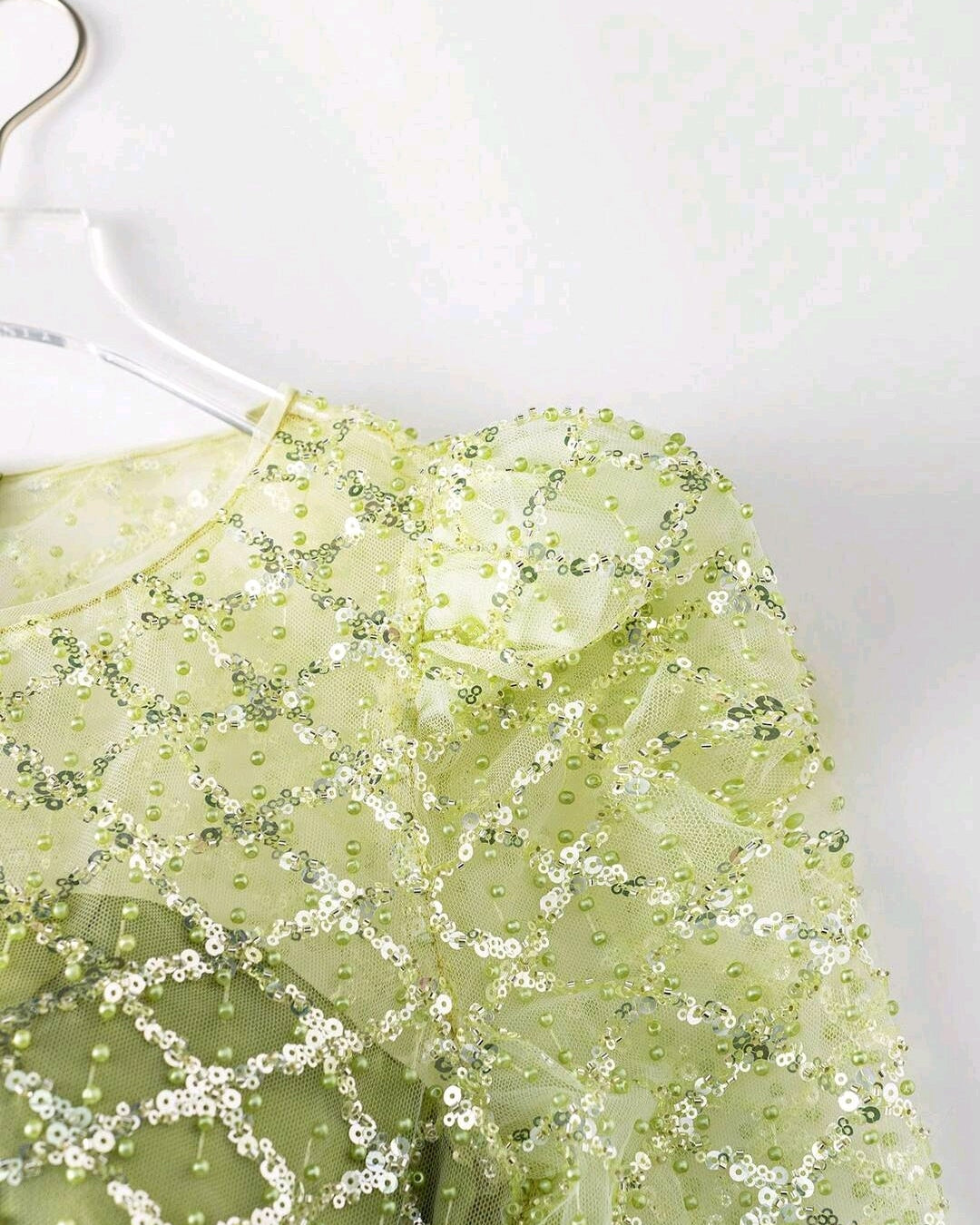 Vestido manga larga con espalda transparencia falda satinada