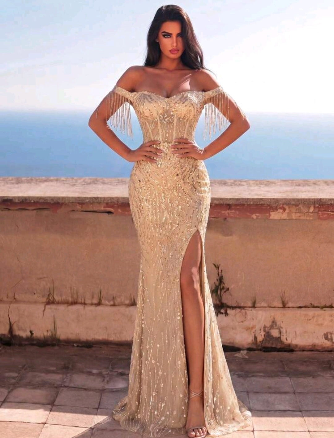 Vestido Cristhel dorado pedrería off-the-shoulder corsé ajustable