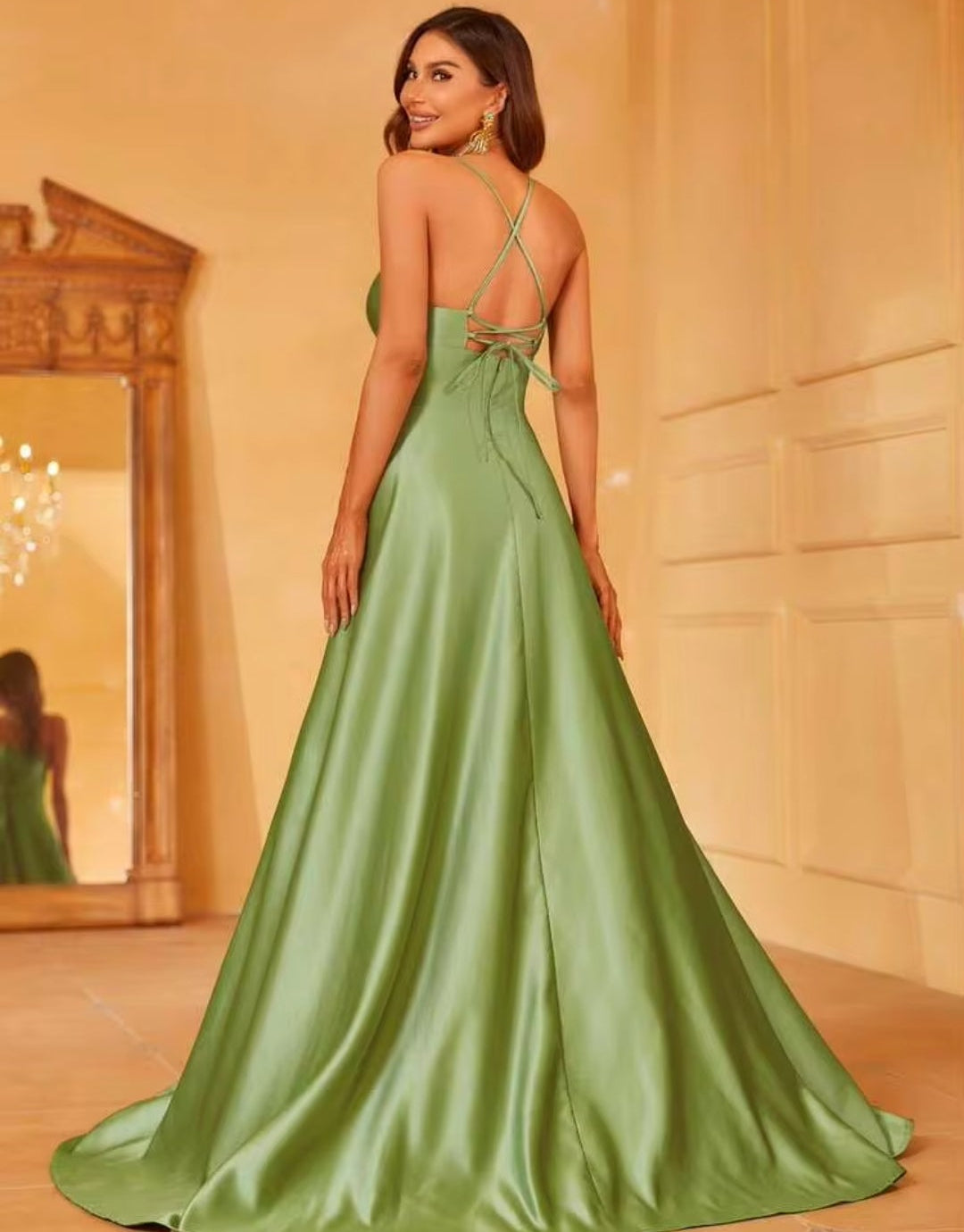 Vestido verde sage oscuro satinado con corsé ajustable espalda semi abierta