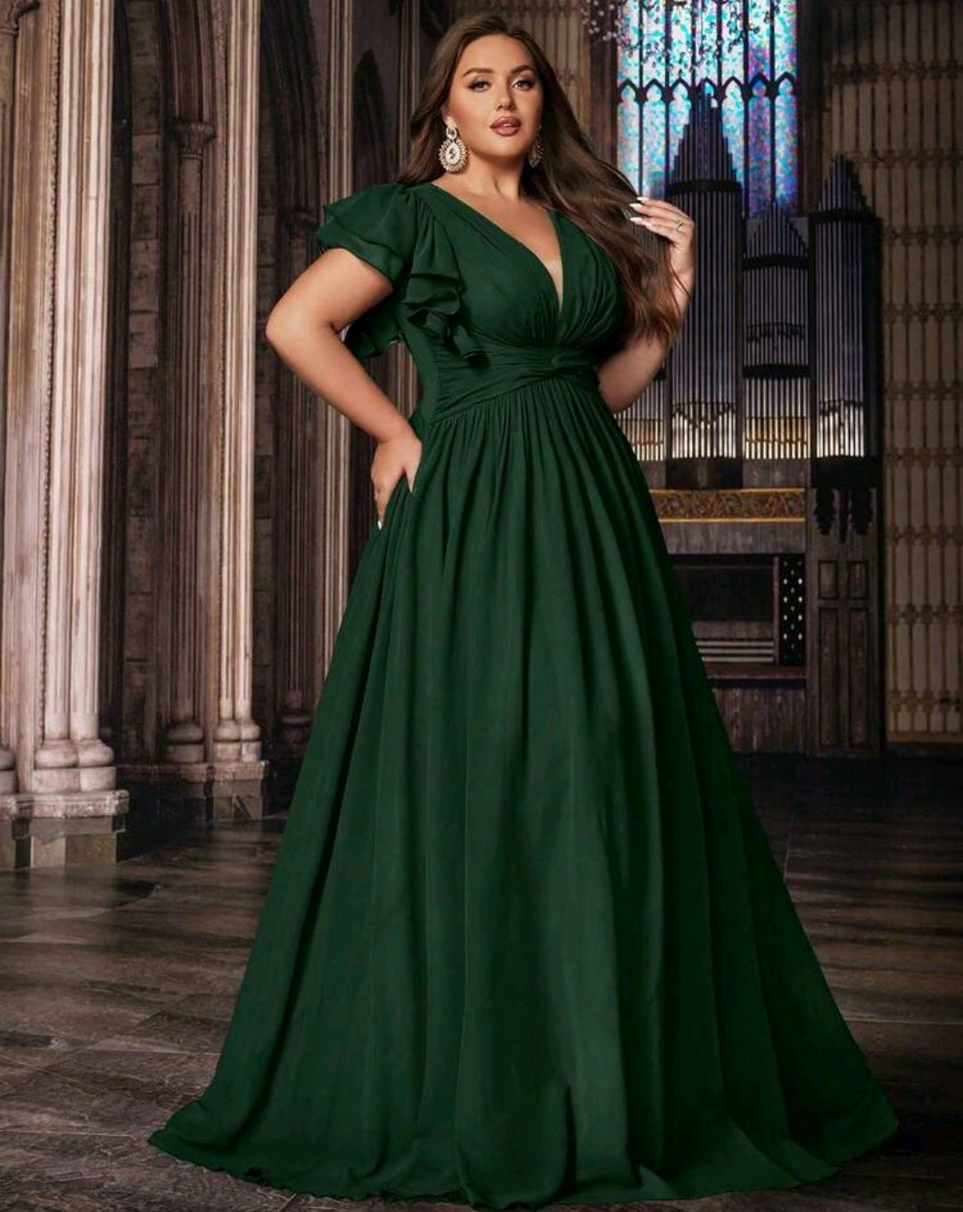 Vestido verde esmeralda corte A con abertura lateral