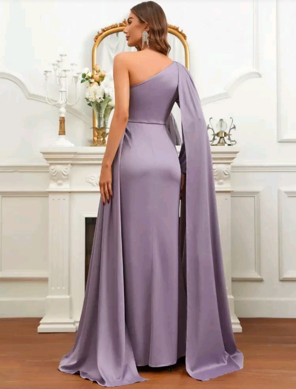 Vestido satinado una manga con capa