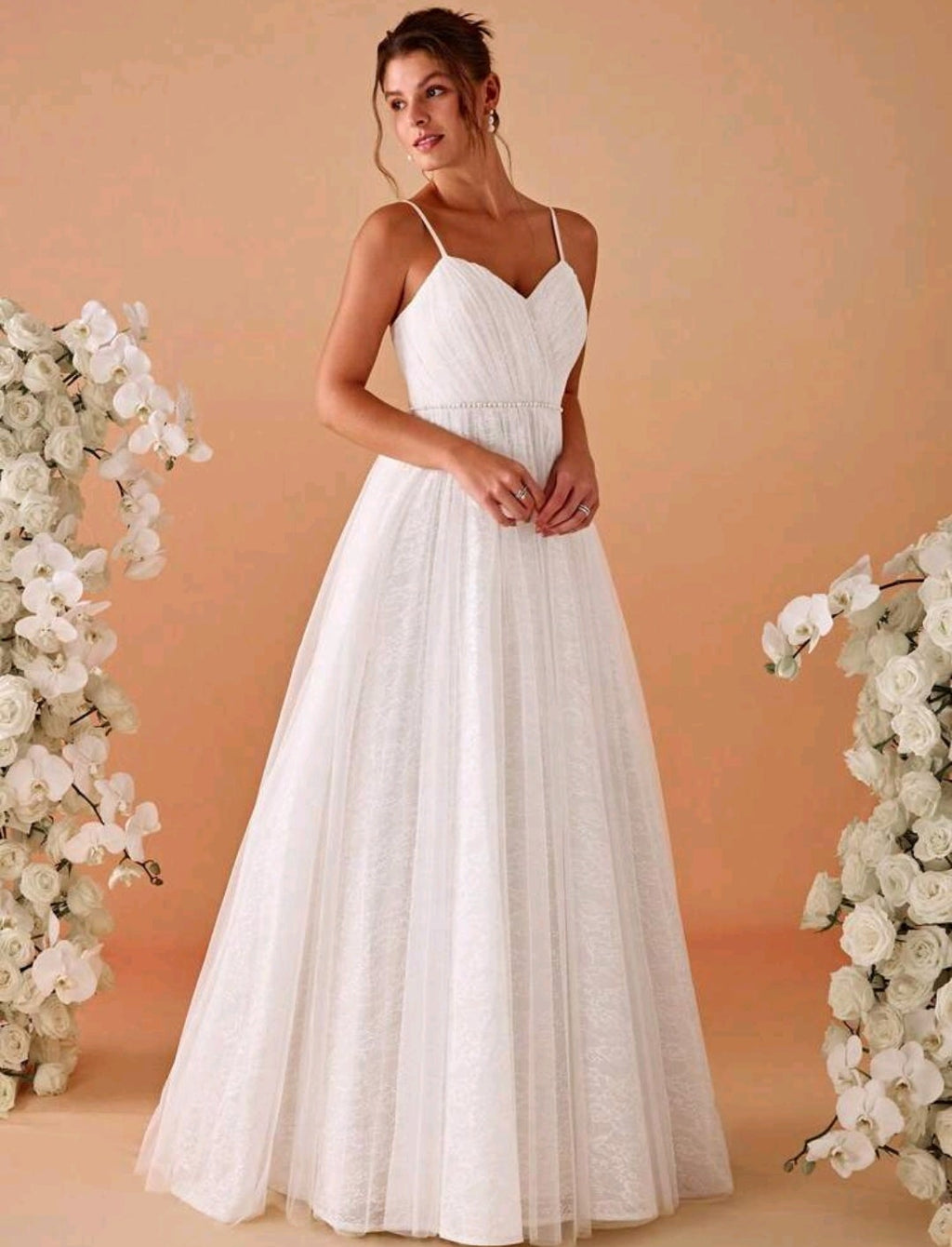 Vestido de Novia – Elegancia con Detalles de Perlas y Encaje
