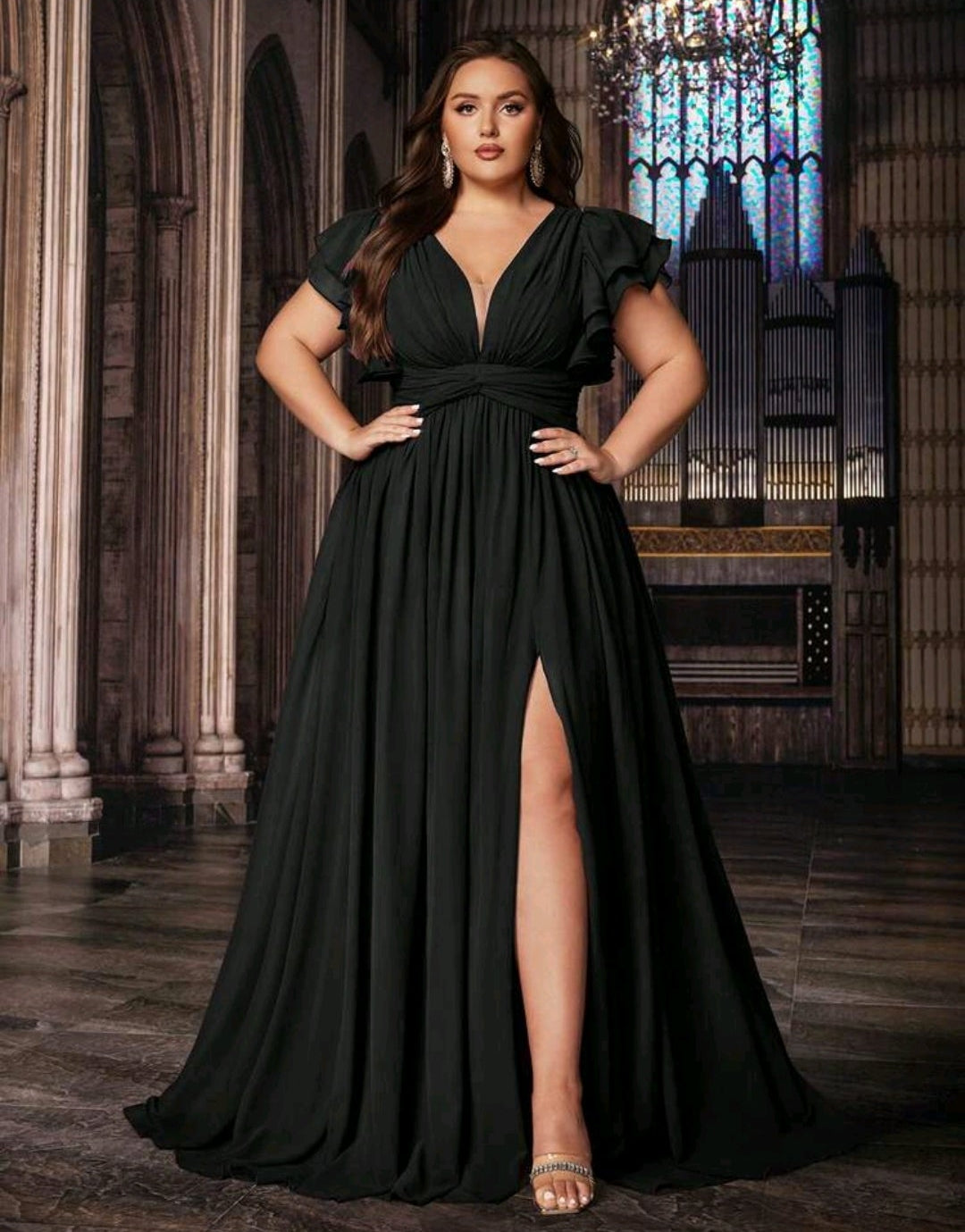 Vestido negro manga corta con abertura lateral
