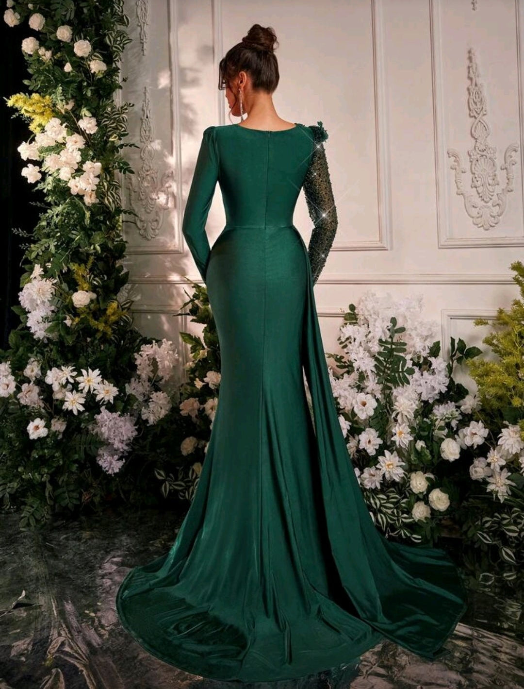 Vestido satinado manga larga con abertura lateral