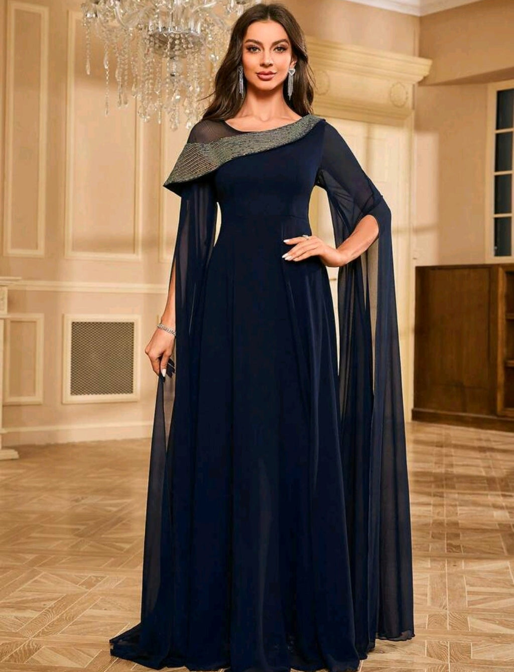 Vestido azul marino con manga tipo capa