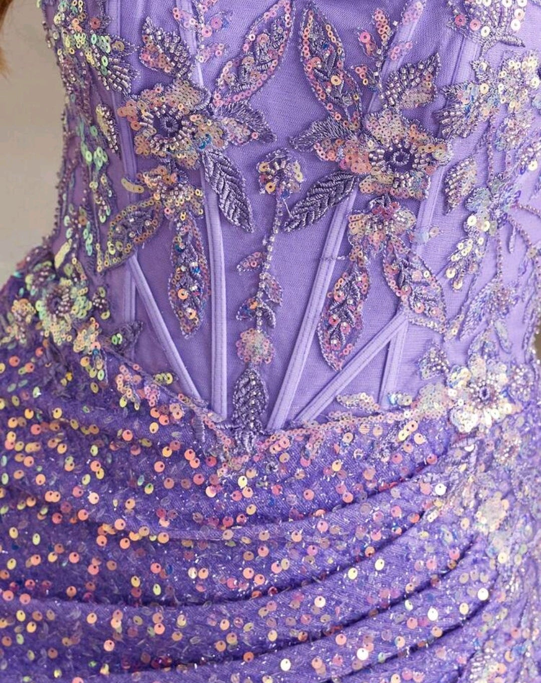 Vestido lila lentejuelas tornasol con abertura lateral
