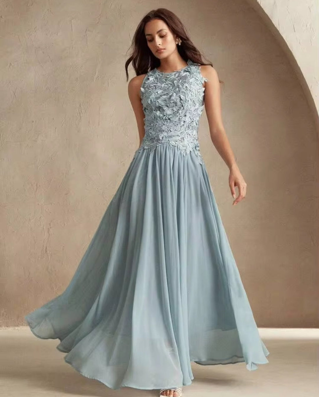 Vestido dusty blue con aplicación encaje y transparencia