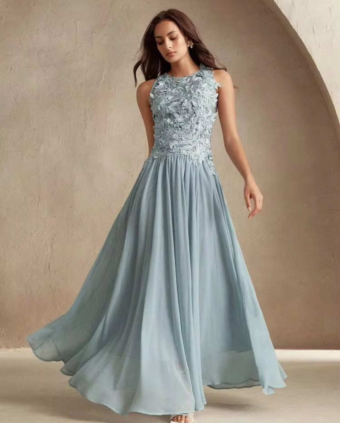 Vestido dusty blue con aplicación encaje y transparencia