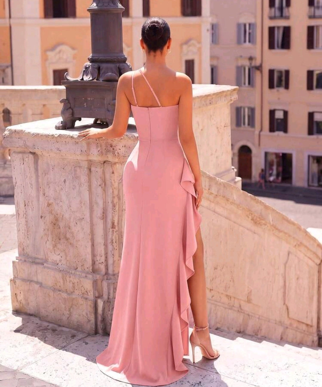 Vestido rosado claro de una manga con abertura lateral