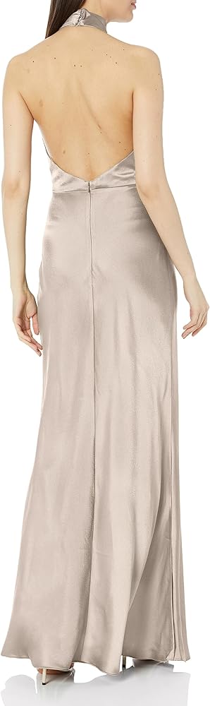 Vestido champagne satinado cuello alto con espalda abierta