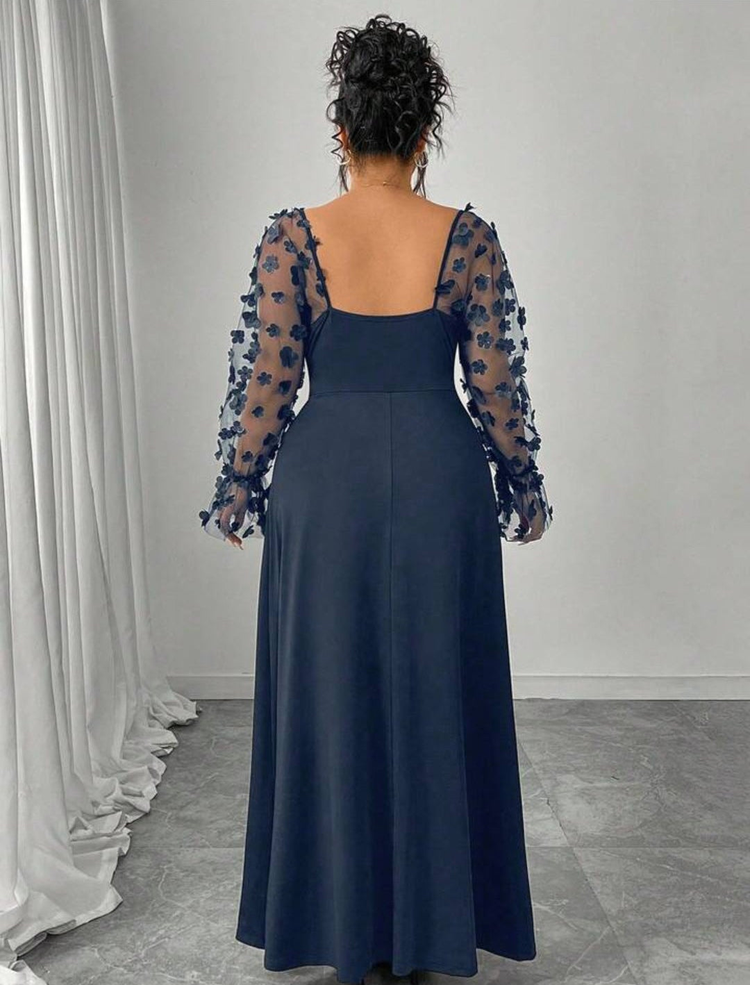 Vestido azul oscuro manga larga floral con transparencia