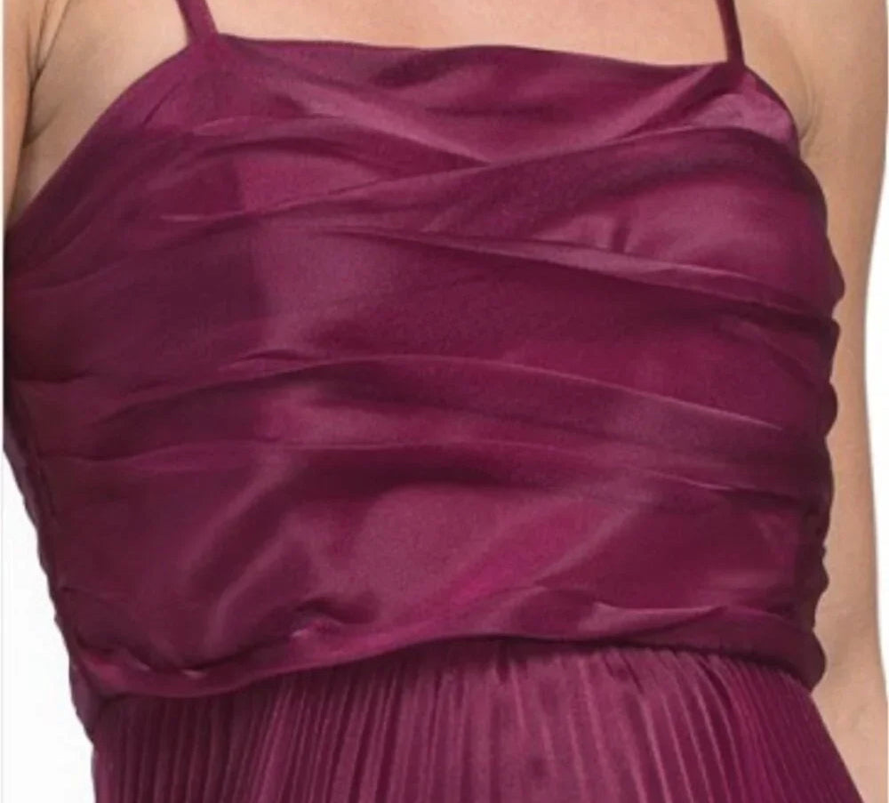 Vestido color eggplant pliasado falda capas tirante delgado brillo sutil