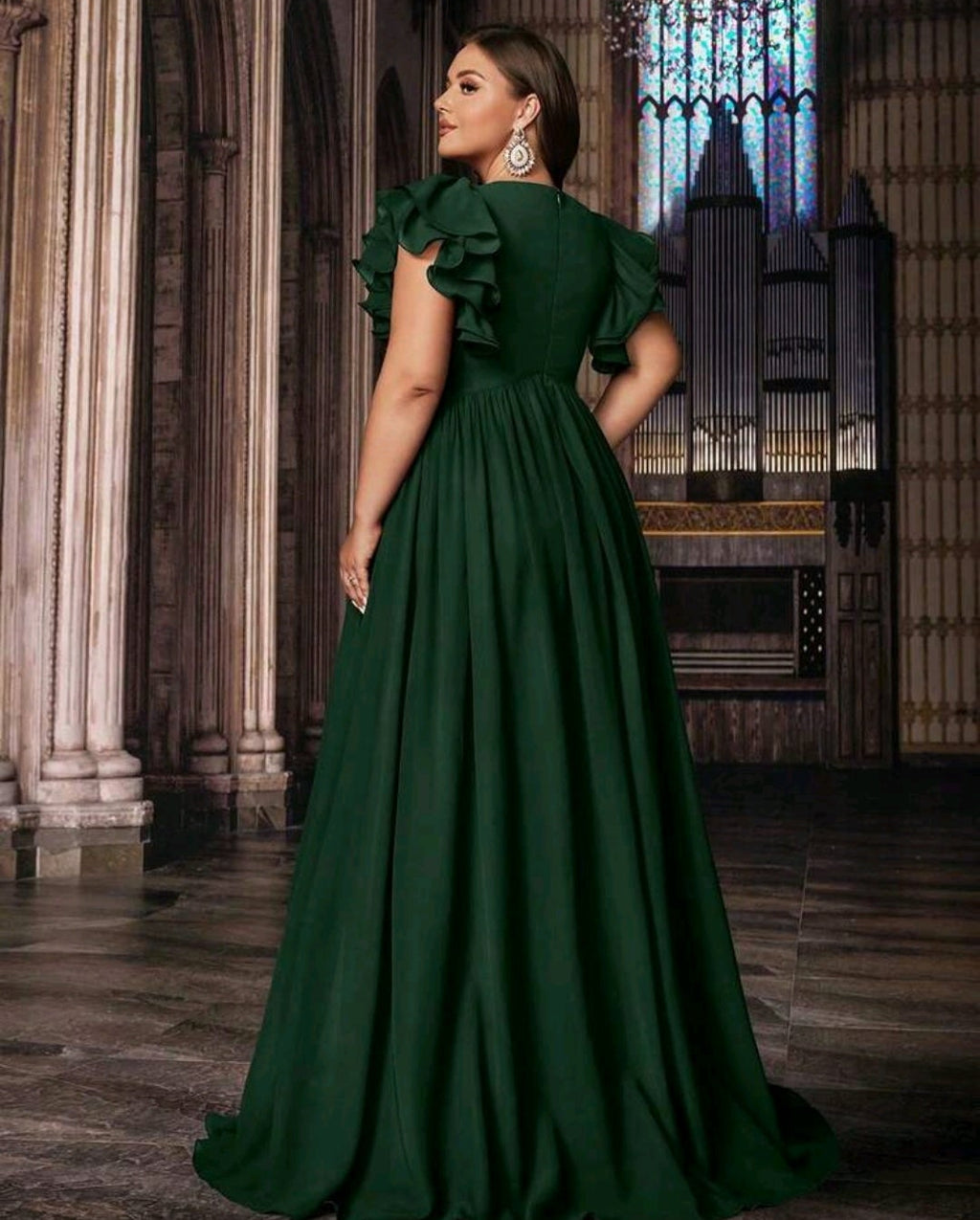Vestido verde esmeralda corte A con abertura lateral