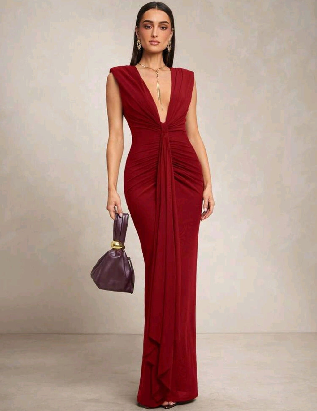Vestido rojo pegado al cuerpo con escote pronunciado
