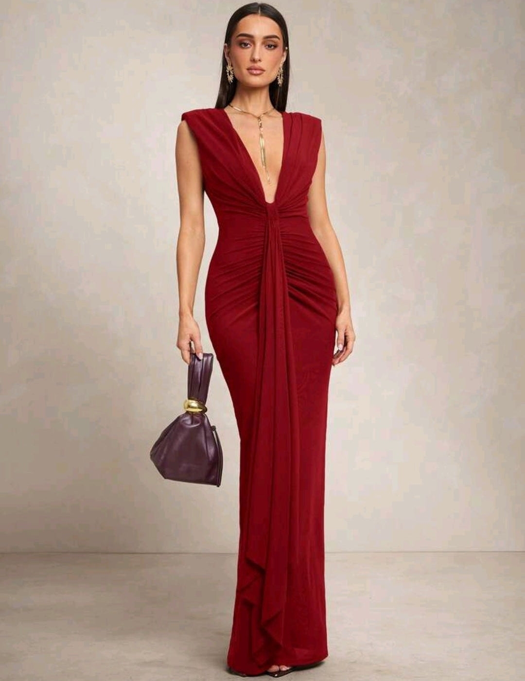 Vestido rojo pegado al cuerpo con escote pronunciado