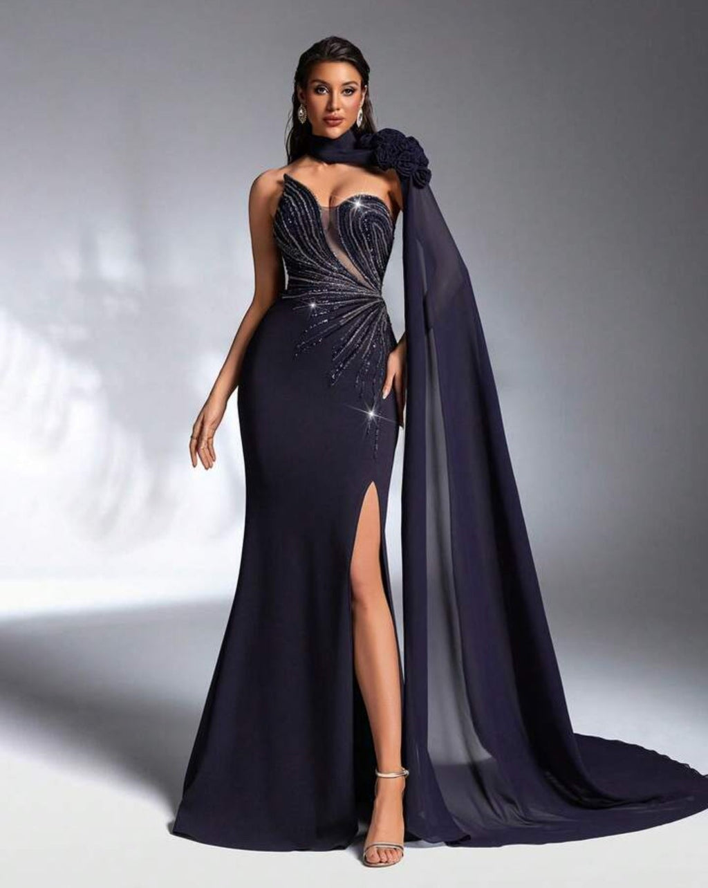 Vestido azul oscuro con pedrería tornasol y capa