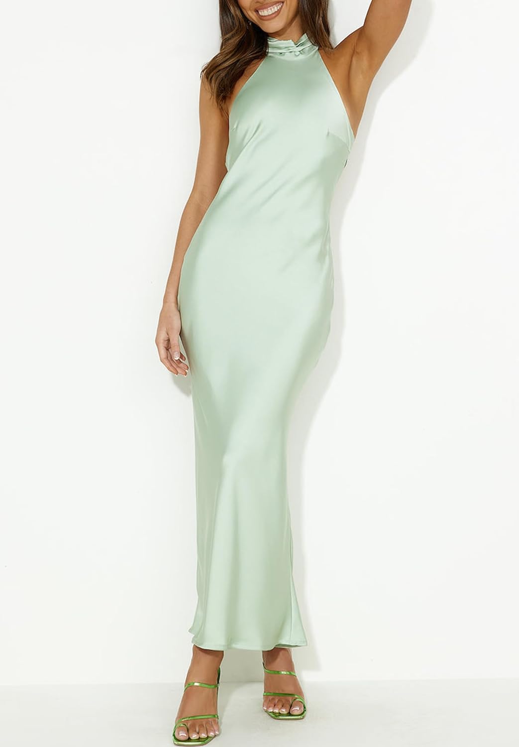 Vestido verde sage cuello alto espalda semi abierta