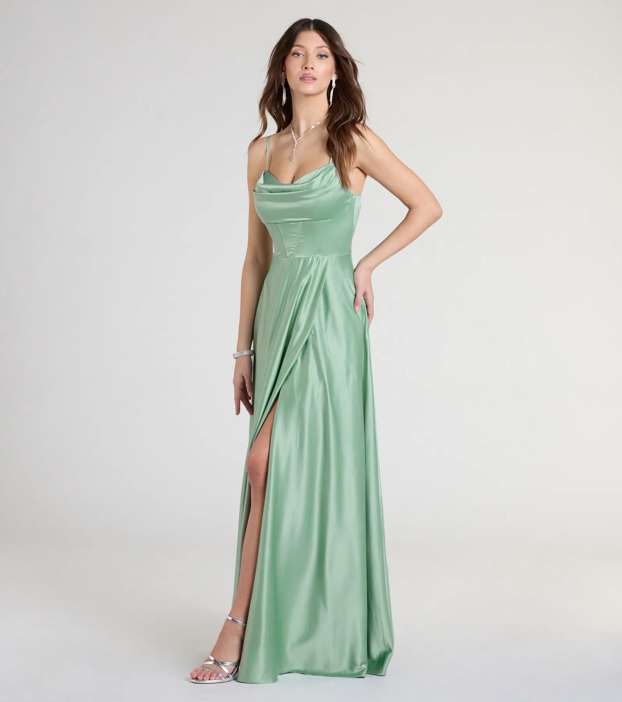 Vestido verde sage con abertura