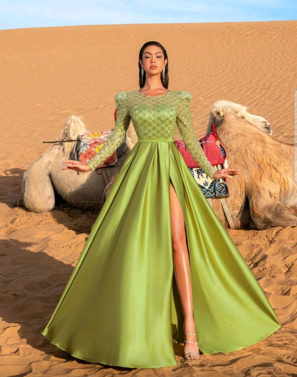 Vestido manga larga con espalda transparencia falda satinada
