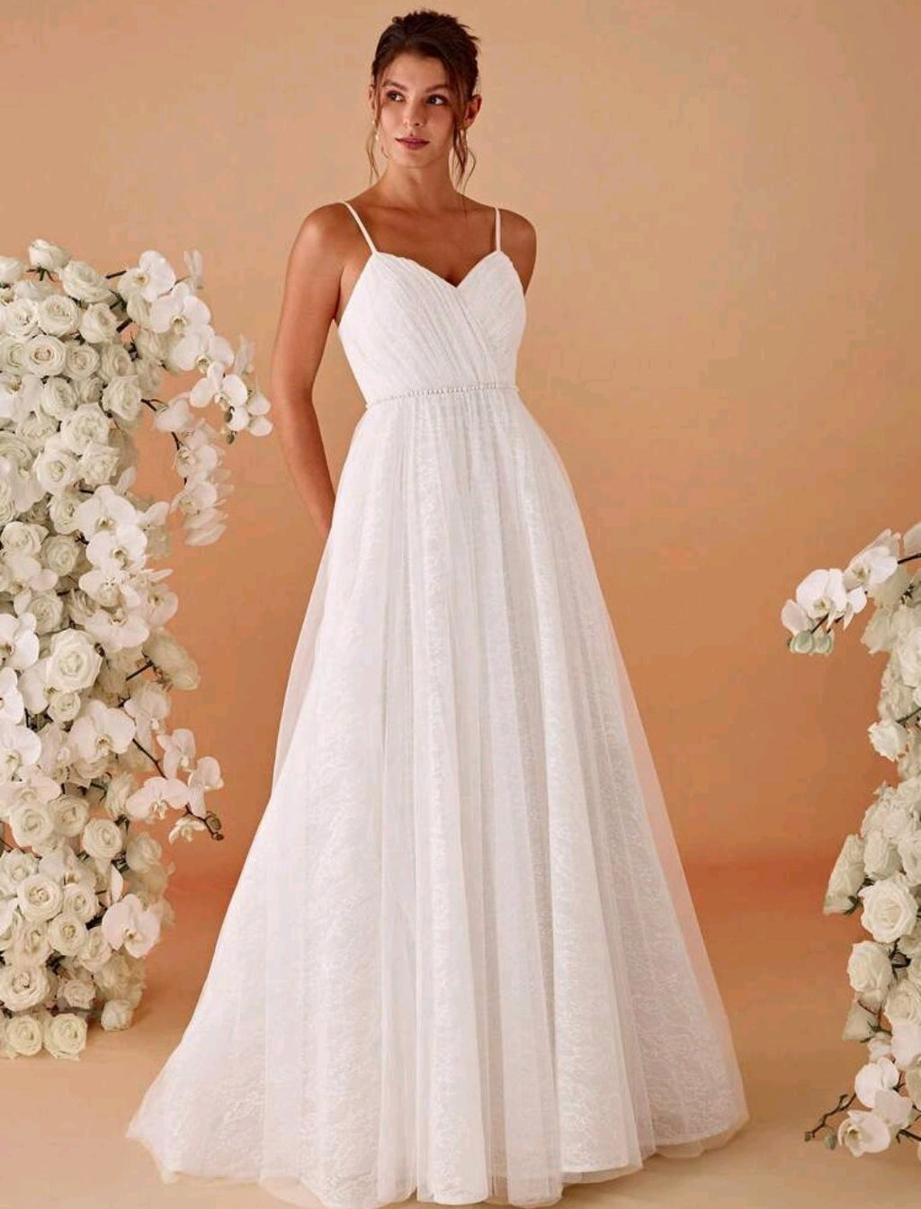 Vestido de Novia – Elegancia con Detalles de Perlas y Encaje