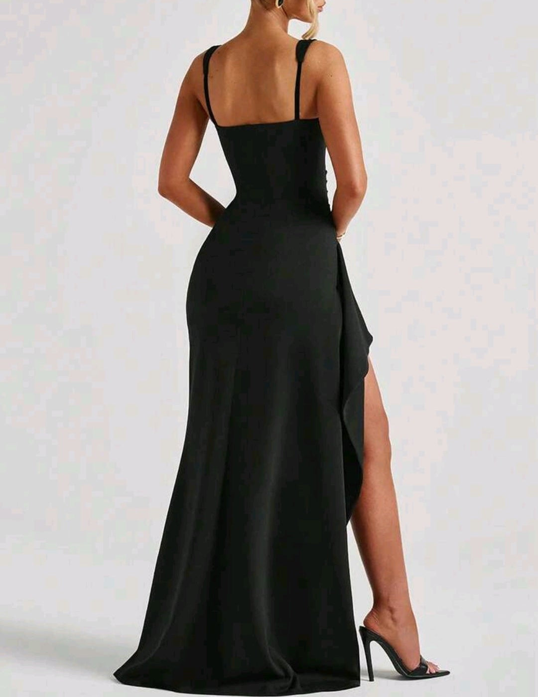 Vestido negro formal con abertura lateral