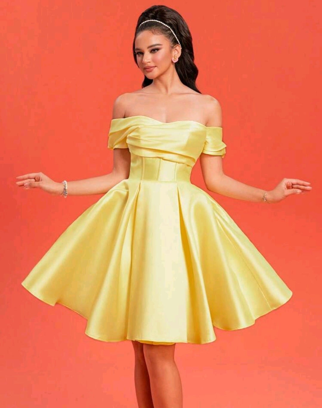 Vestido amarillo off-the-shoulder corte A