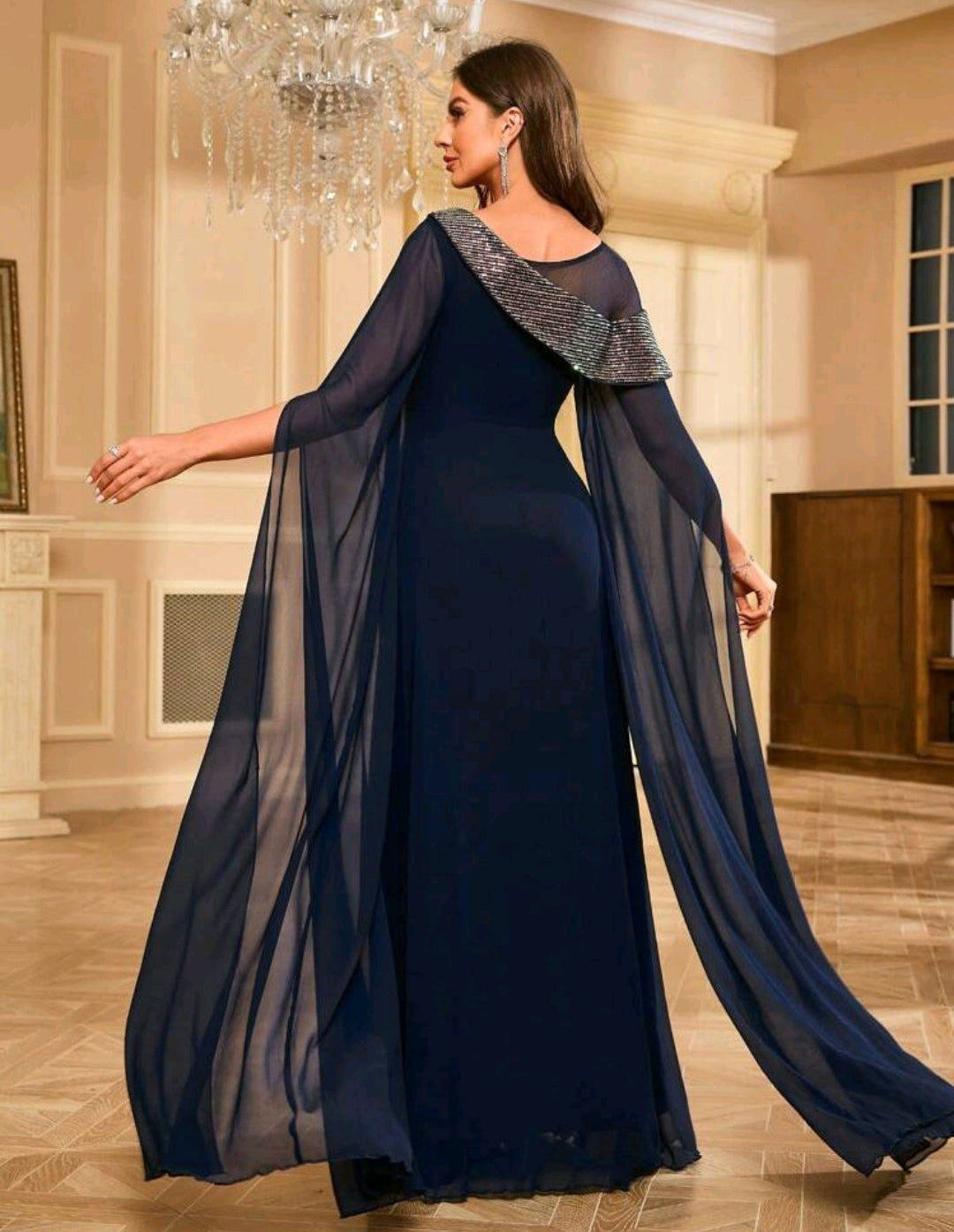 Vestido azul marino con manga tipo capa