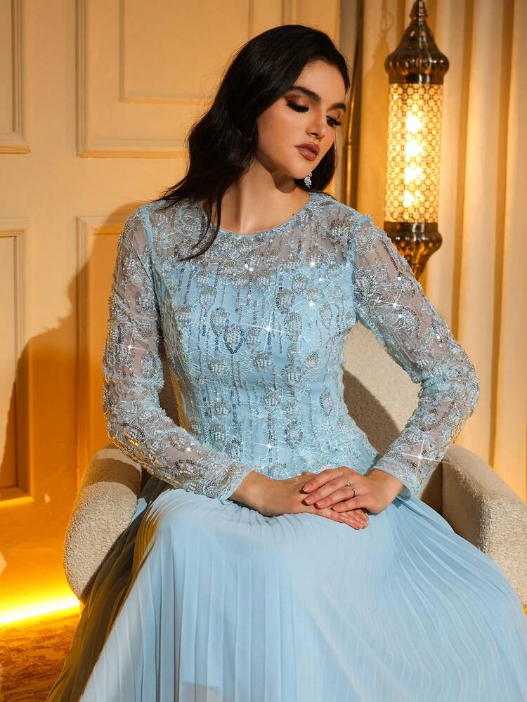 Vestido baby blue con pedrería manga larga y falda chiffon plisada