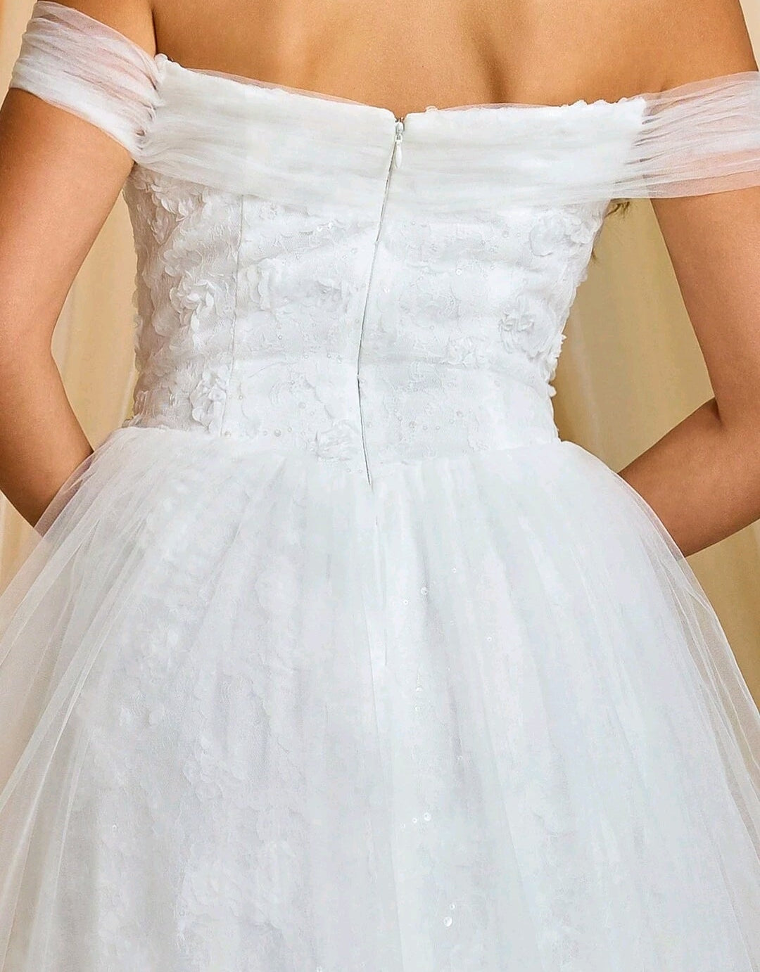 Vestido de Novia Off-the-Shoulder en Encaje Floral con Sobrefalda de Tul