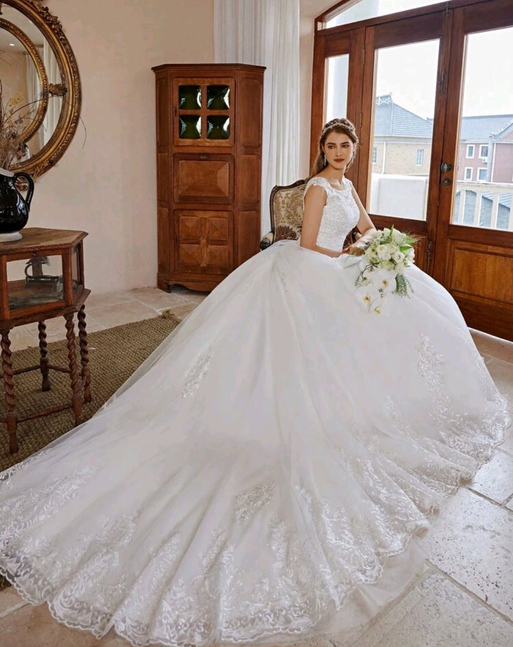Vestido de Novia Princesa con Encaje Ilusión y Cola Catedral
