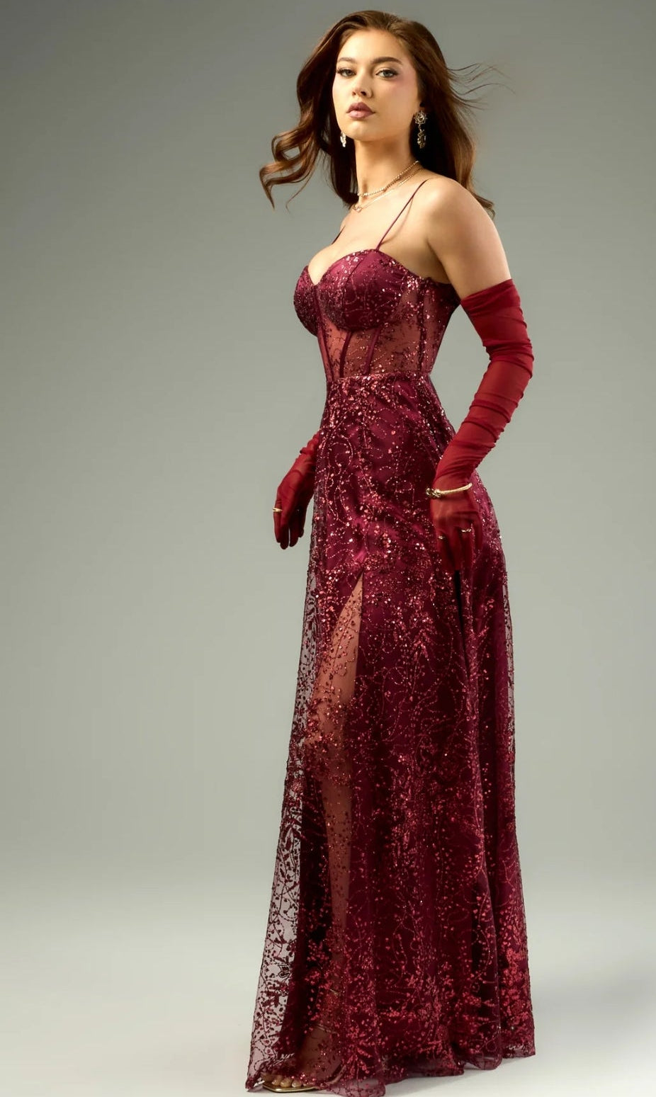 Vestido vino brillante con escote corazón y transparencia