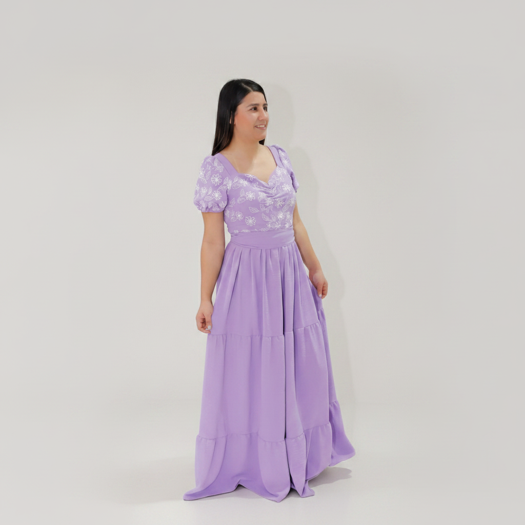 Vestido lila con flores blancas