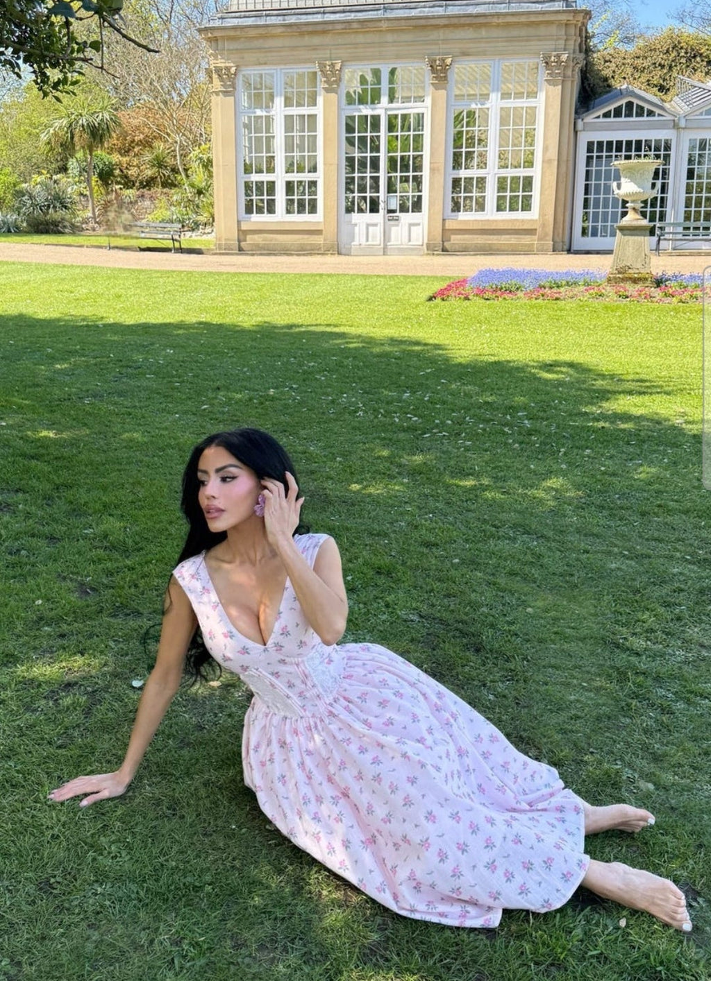 Vestido casual rosa con flores rosas pequeñas
